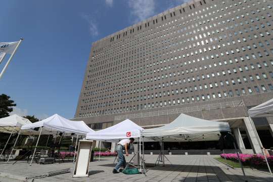 검찰 앞 방송사 텐트들      (서울=연합뉴스) 김도훈 기자 = 4일 오전 서울 서초구 서울중앙지검 앞에 방송사 텐트가 설치돼 있다.      조국 법무부 장관은 이날 오전 출근길에 부인 정경심 첫 검찰 소환과 관련해 "제 가족은 앞으로도 검찰 수사에 성실히 임할 것"이란 기존 입장을 재확인했다.      한편 정 교수는 전날 검찰에 출석해 8시간 조사를 받았다.  2019.10.4      superdoo82@yna.co.kr  (끝)